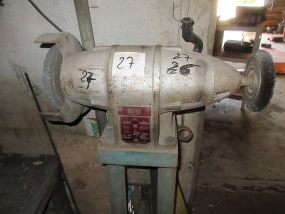 une machine qui se trouve dans une pièce et sur laquelle est posée une horloge