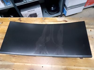 une photo d'un tapis de souris posé sur une table en bois