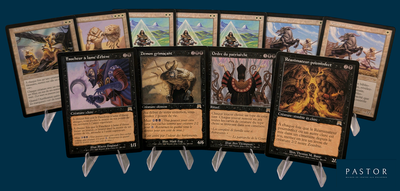une pile de cartes posées sur une table