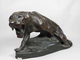 statue en bronze d'un lion sur un rocher sur fond blanc