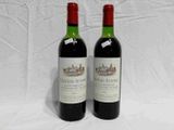 deux bouteilles de vin rouge posées l'une à côté de l'autre sur une table