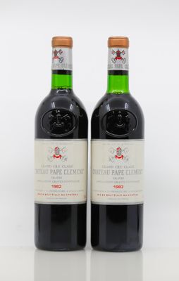 deux bouteilles de vin rouge posées l'une à côté de l'autre sur une table