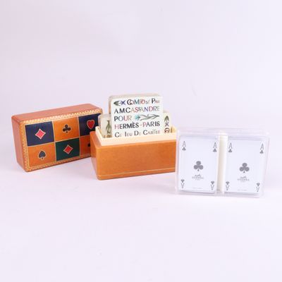 trois cartes à jouer dans une boîte en bois et un paquet de cartes à jouer