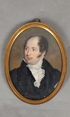 portrait d'un homme en manteau noir et chemise blanche