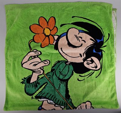 La couverture est verte et représente une petite fille tenant une fleur à la main.