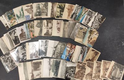 un lot de vieilles cartes postales posées sur une table