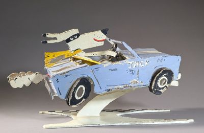 une petite voiture bleue avec un chien dessus