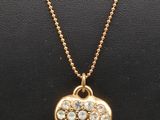 un collier en or avec un pendentif en forme de cœur sur une chaîne