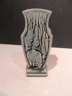 un vase sur lequel est représenté un éléphant