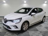 la voiture blanche est garée sur un carrelage à carreaux