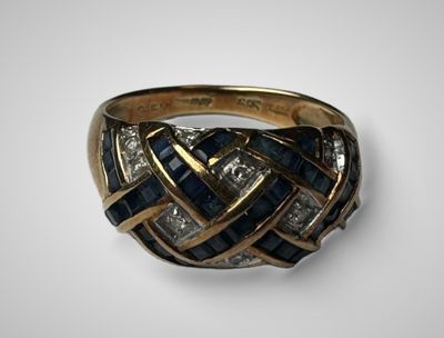 gros plan d'une bague en or avec des diamants bleus et blancs