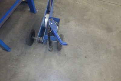 une photo d'un chariot à roulettes dans un garage
