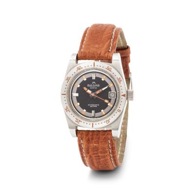 une photo d'une montre avec un cadran noir et un bracelet en cuir marron