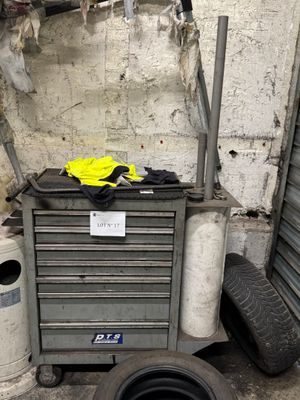 beaucoup de pneus et une boîte à outils dans un garage