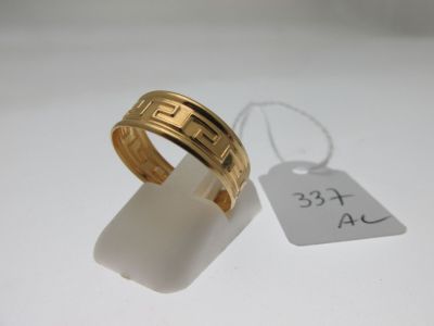 gros plan d'une bague en or portant une étiquette de prix