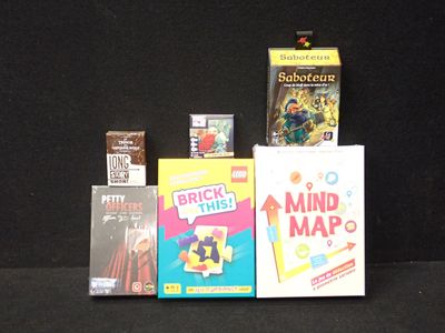 beaucoup de jeux posés ensemble sur la table