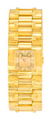 gros plan d'une montre-bracelet en or sur fond blanc