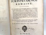 un livre ouvert sur lequel figure le visage d'un homme en noir et blanc