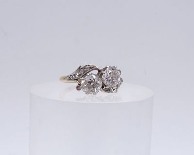 une bague sertie de trois diamants sur un socle blanc