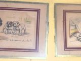 deux tableaux encadrés sur le mur d'une pièce