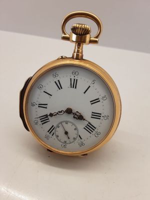 une montre de poche en or avec des chiffres romains