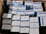 une boîte remplie de vaccins blancs et bleus