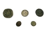 plusieurs types de pièces de monnaie sont présentés sur une surface blanche