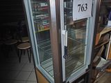 une photo d'un réfrigérateur sur lequel est apposée une étiquette de prix