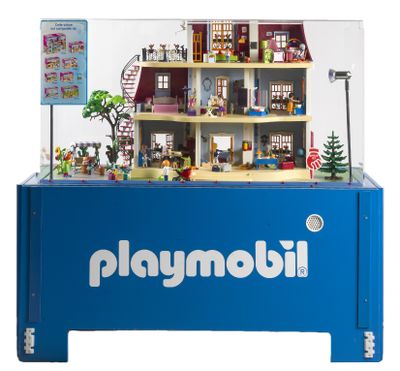 une vitrine Playmobil bleue contenant une maison de poupées