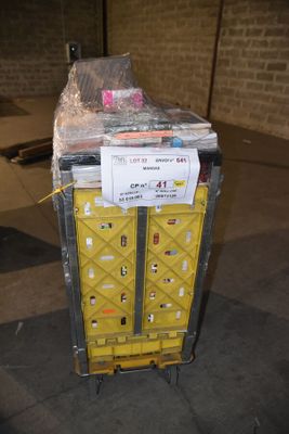 un chariot sur lequel est posée une caisse, dans un entrepôt