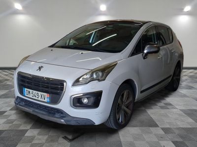 la petite voiture blanche est garée dans une grande pièce