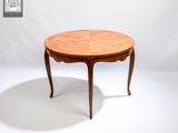 une petite table avec un plateau en bois sur fond blanc