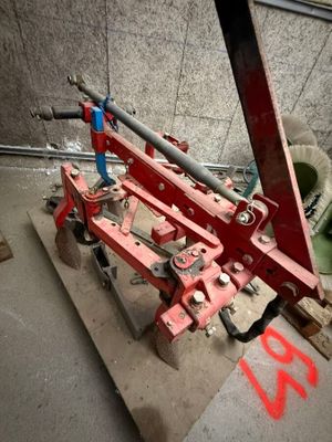 une machine rouge posée sur un morceau de bois