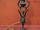 une lampe posée sur une table à côté d'un cordon