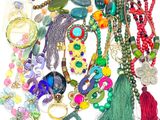 un tas de colliers et de bracelets de toutes sortes posés sur une surface blanche