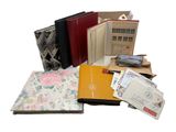 de nombreux livres et documents de toutes sortes sur la table