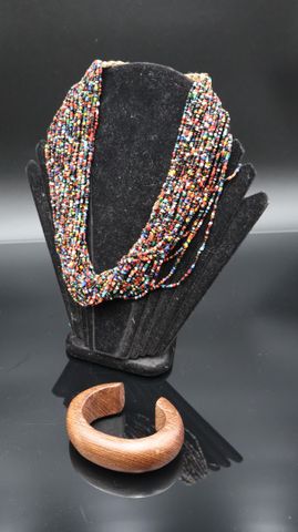 Collier de perles fantaisie et bracelet en bois