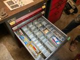un tiroir rempli d'outils posé sur un établi dans un garage