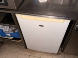 une photo d'une cuisine équipée d'un lave-vaisselle et d'un réfrigérateur
