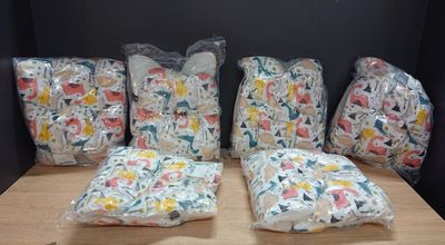 cinq paquets de papier toilette posés sur une table