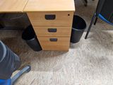 une image représentant un bureau avec une poubelle en dessous