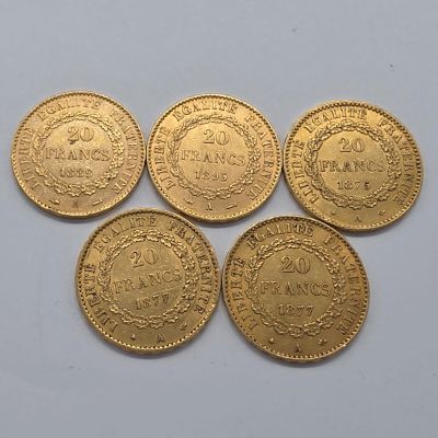 quatre pièces d'or sur lesquelles figurent les noms de différents pays