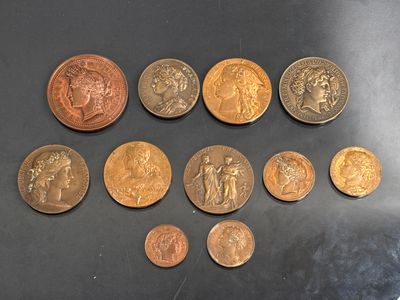 beaucoup de pièces qui sont sur la table