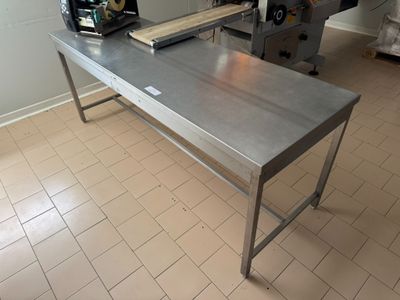 une table sur laquelle est posé un couteau, dans une cuisine