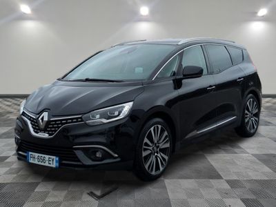 une voiture noire garée dans une pièce au sol en damier