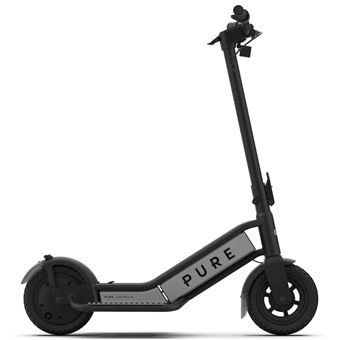 une photo en noir et blanc d'un scooter sur lequel figure le mot « pure »