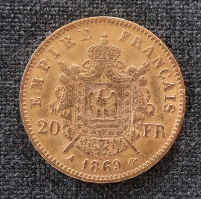 une pièce d'or sur laquelle figure un blason