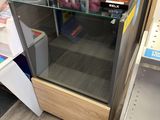 une vitrine en verre au milieu d'un magasin
