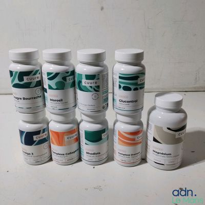 plusieurs flacons de médicaments de différentes sortes posés sur une table