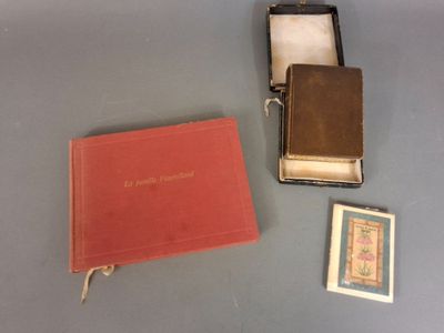 une petite boîte contenant un livre et une petite boîte sur laquelle figure une image